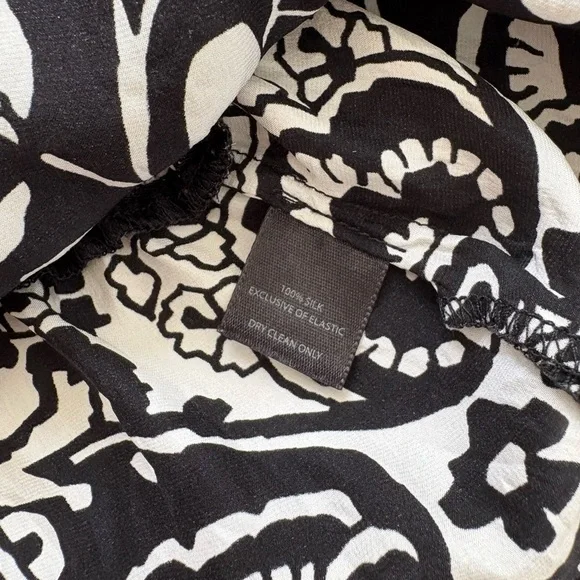 White House Black Market 100% silk black floral paisley top w/ tie neck, sz M - Picture 6 of 7